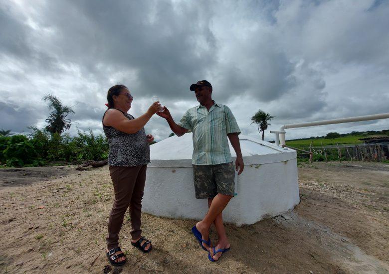 Seu Aluísio e Dona Cleonice antes pedia água na casa do vizinho, agora, tem água no quintal de casa